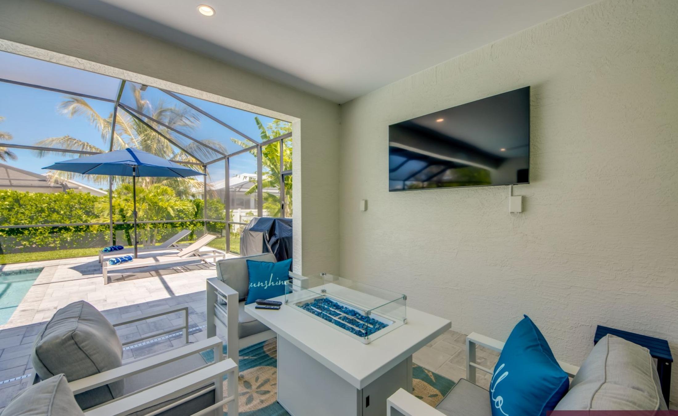 Moderne Neubau-Villa in Cape Coral mit beheiztem Pool und großzügigem Pooldeck bei Sonnenuntergang.