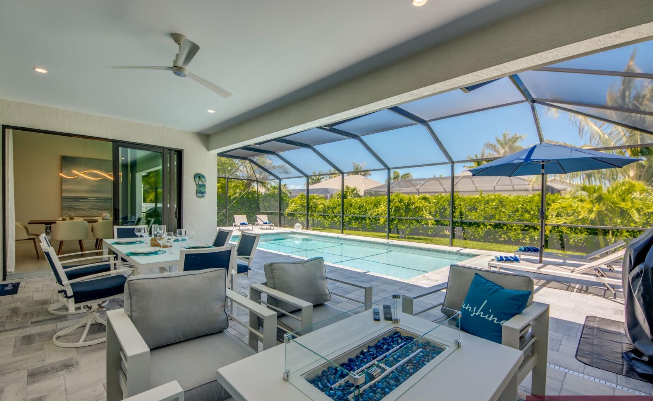 Moderne Neubau-Villa mit beheiztem Pool und großzügigem Pooldeck bei Sonnenuntergang.