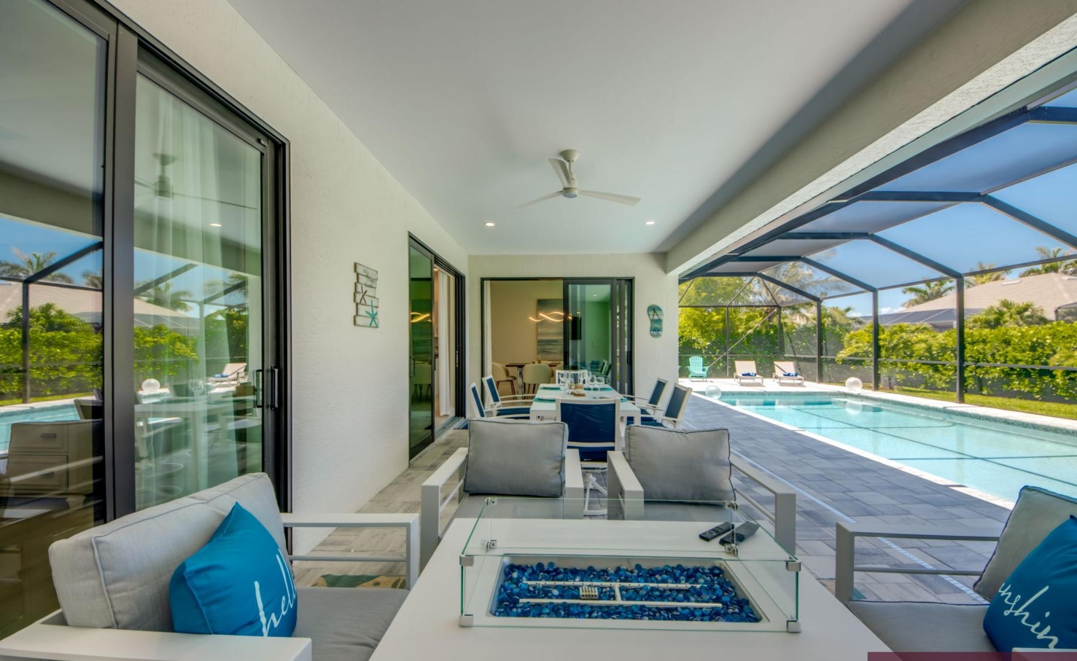 Moderne Neubau-Villa in SW Cape Coral mit elektrisch beheiztem Pool und großzügigem Pooldeck in Westausrichtung.