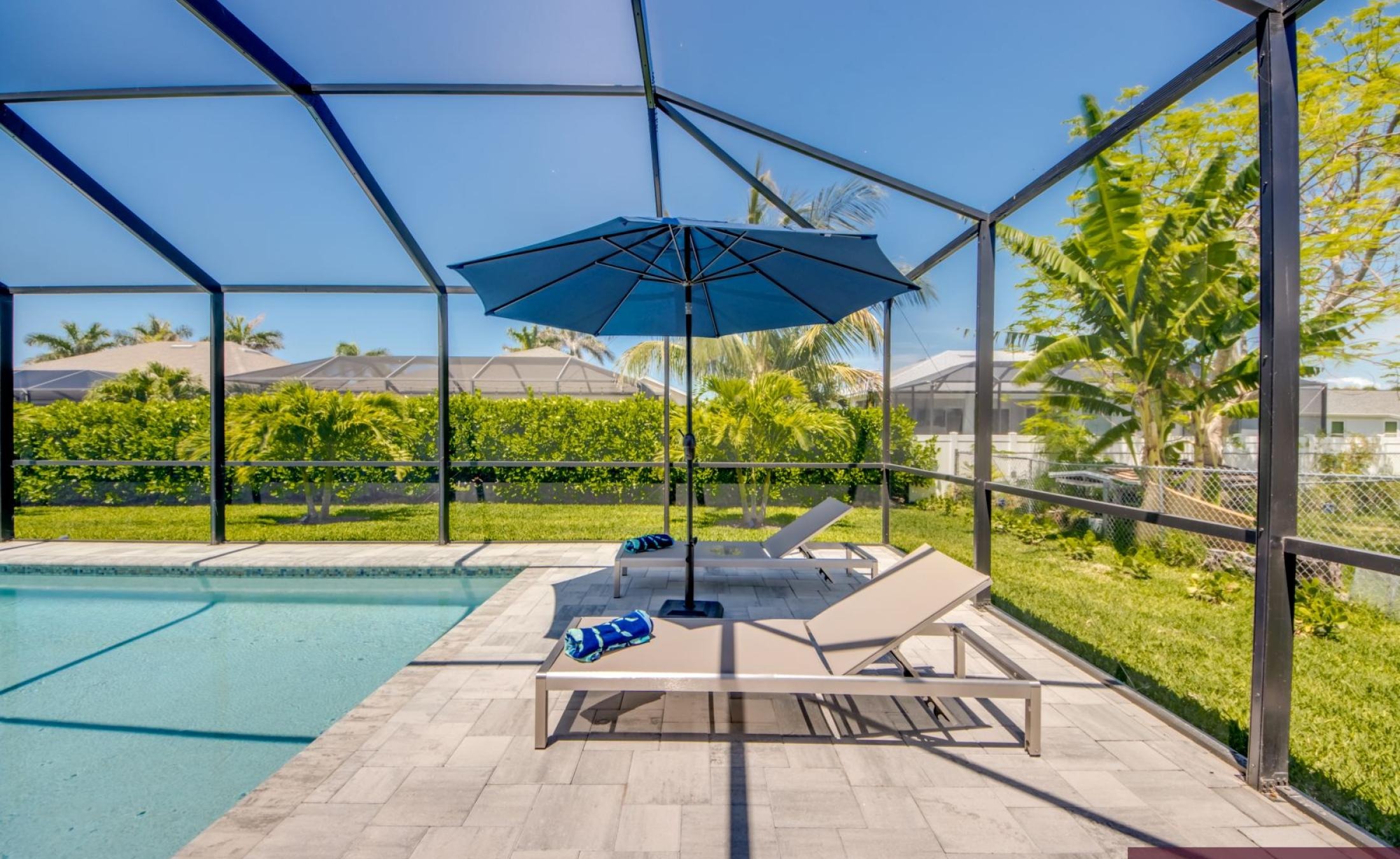 Moderne Neubau-Villa in SW Cape Coral mit elektrisch beheiztem Pool und großzügigem Pooldeck in Westausrichtung.