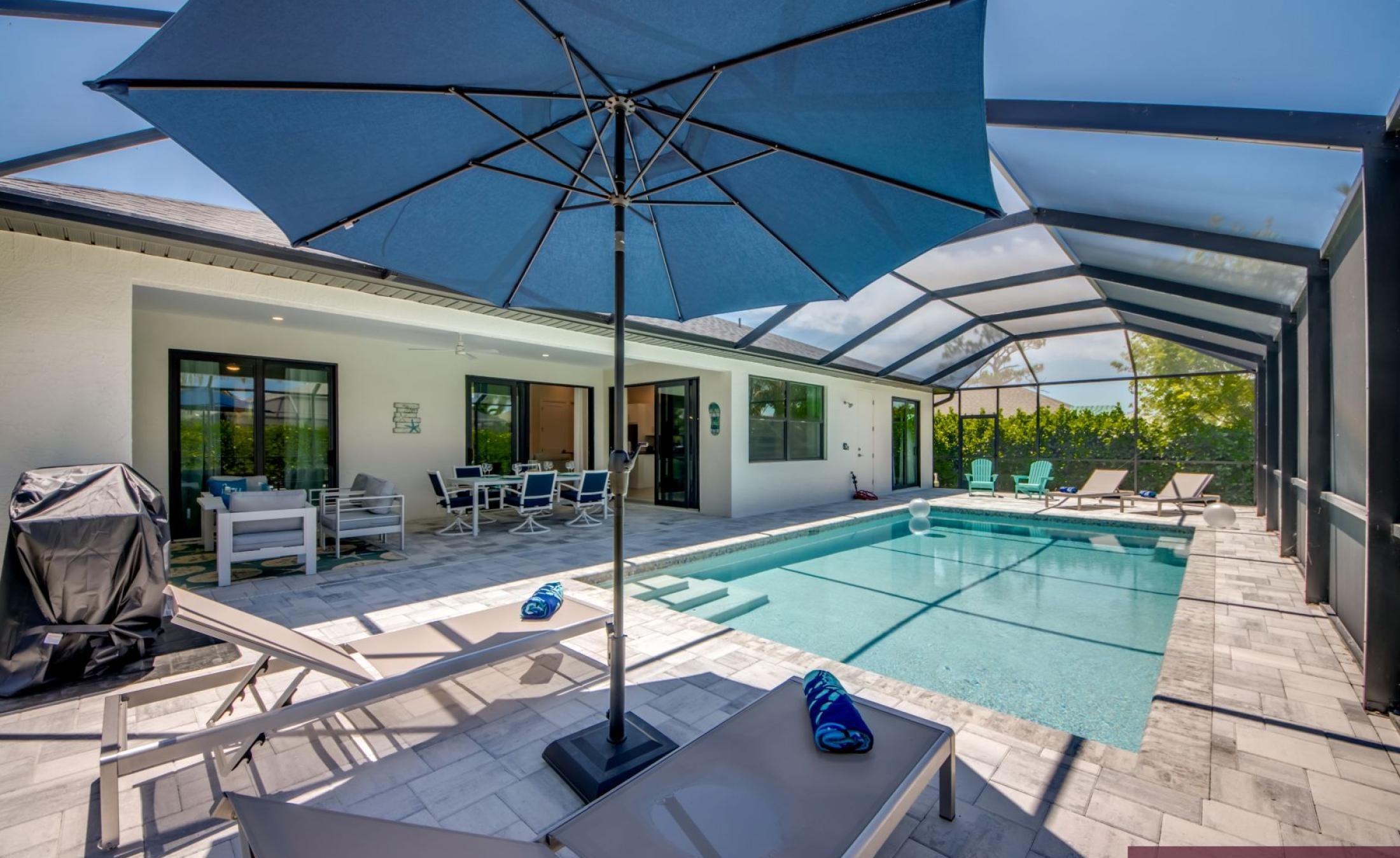 Moderne Neubau-Villa mit elektrisch beheiztem Pool und großzügigem Pooldeck in Cape Coral.