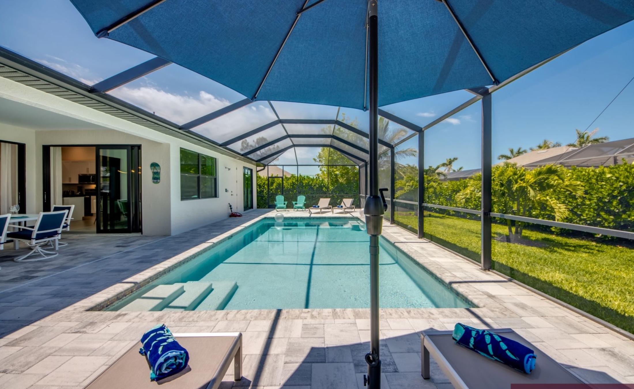 Moderne Neubau-Villa in Cape Coral mit elektrisch beheiztem Pool und großzügigem Pooldeck.