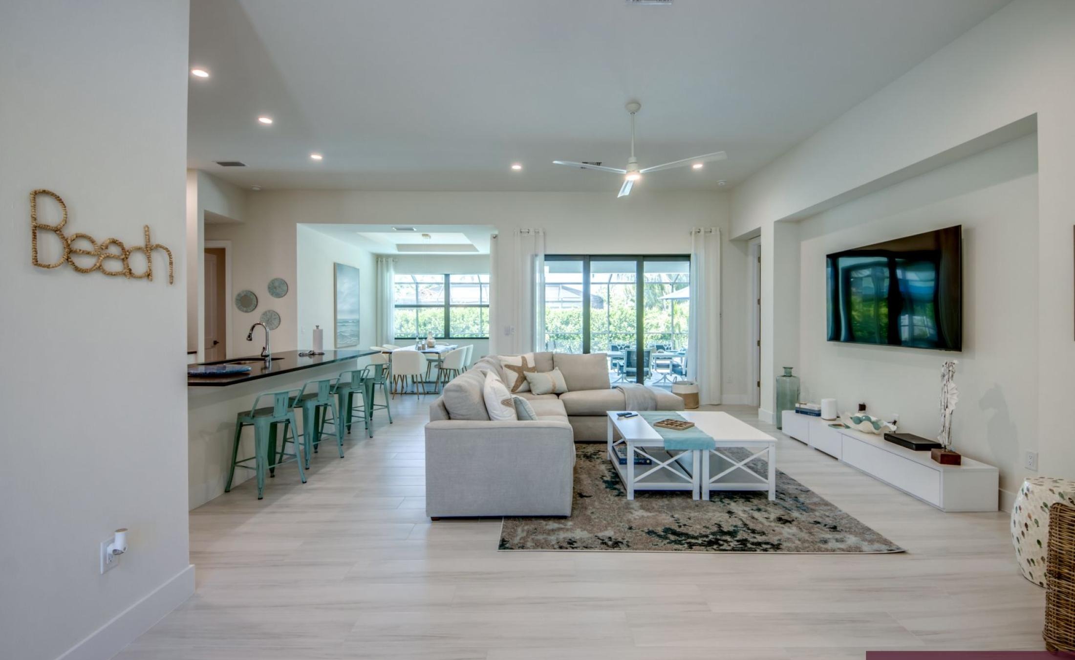 Moderne Neubau-Villa in SW Cape Coral mit elektrisch beheiztem Pool und großem Pooldeck in Westausrichtung.