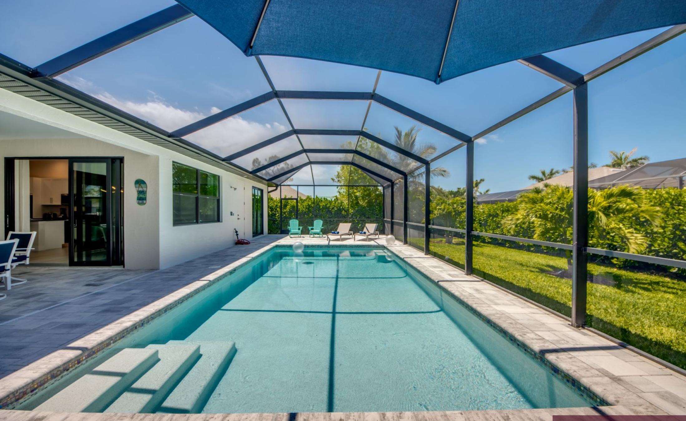 Moderne Neubau-Villa mit beheiztem Pool und großzügigem Pooldeck in Cape Coral.