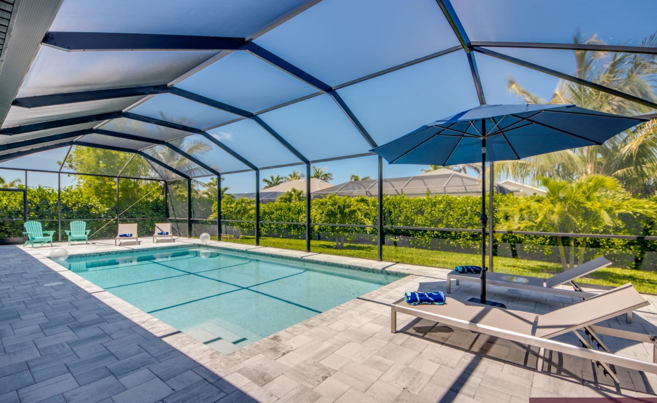 Moderne Neubau-Villa in SW Cape Coral mit elektrisch beheiztem Pool und großzügigem Pooldeck in Westlage.