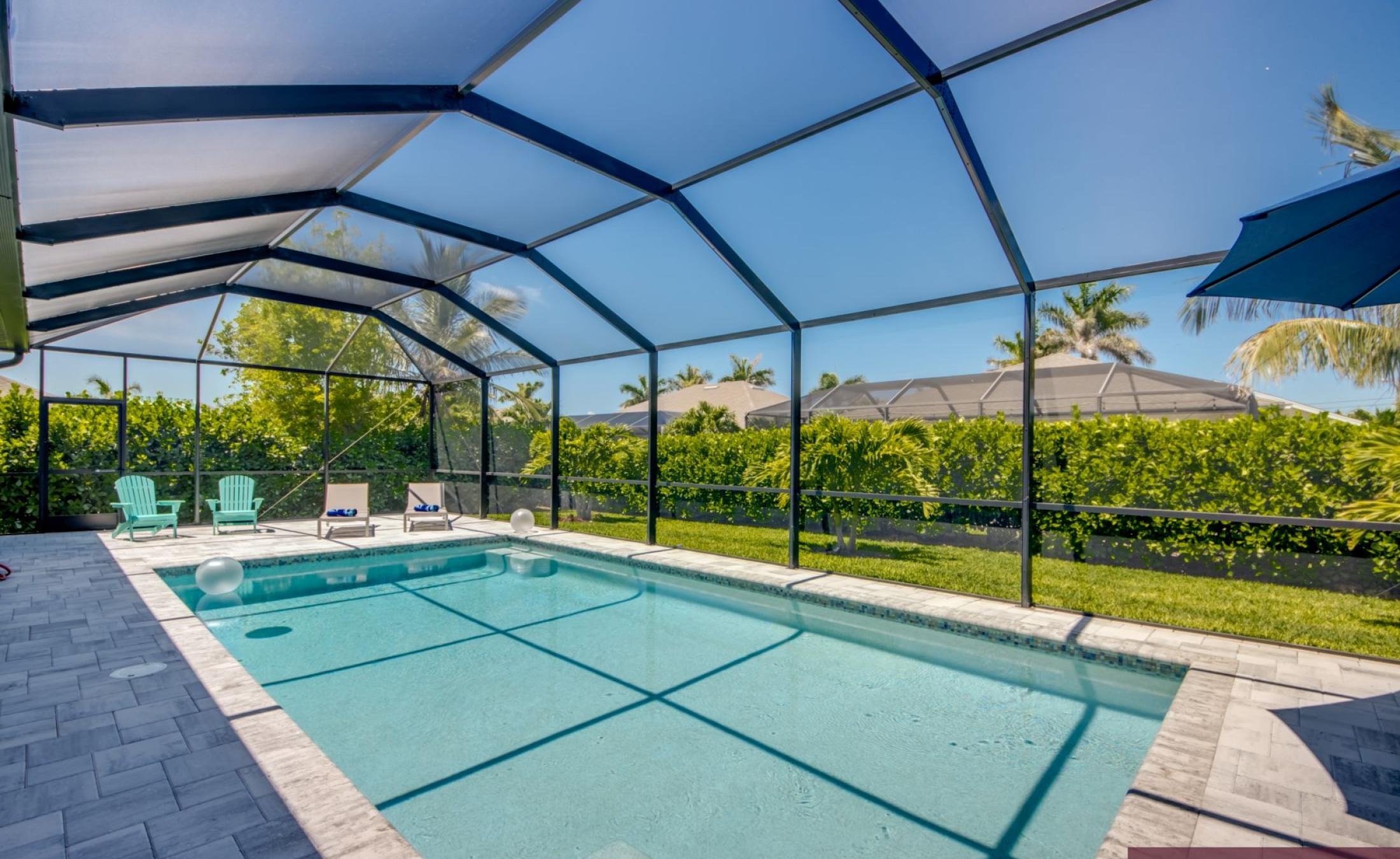 Moderner Wohnbereich mit offener Küche und großen Fensterfronten.