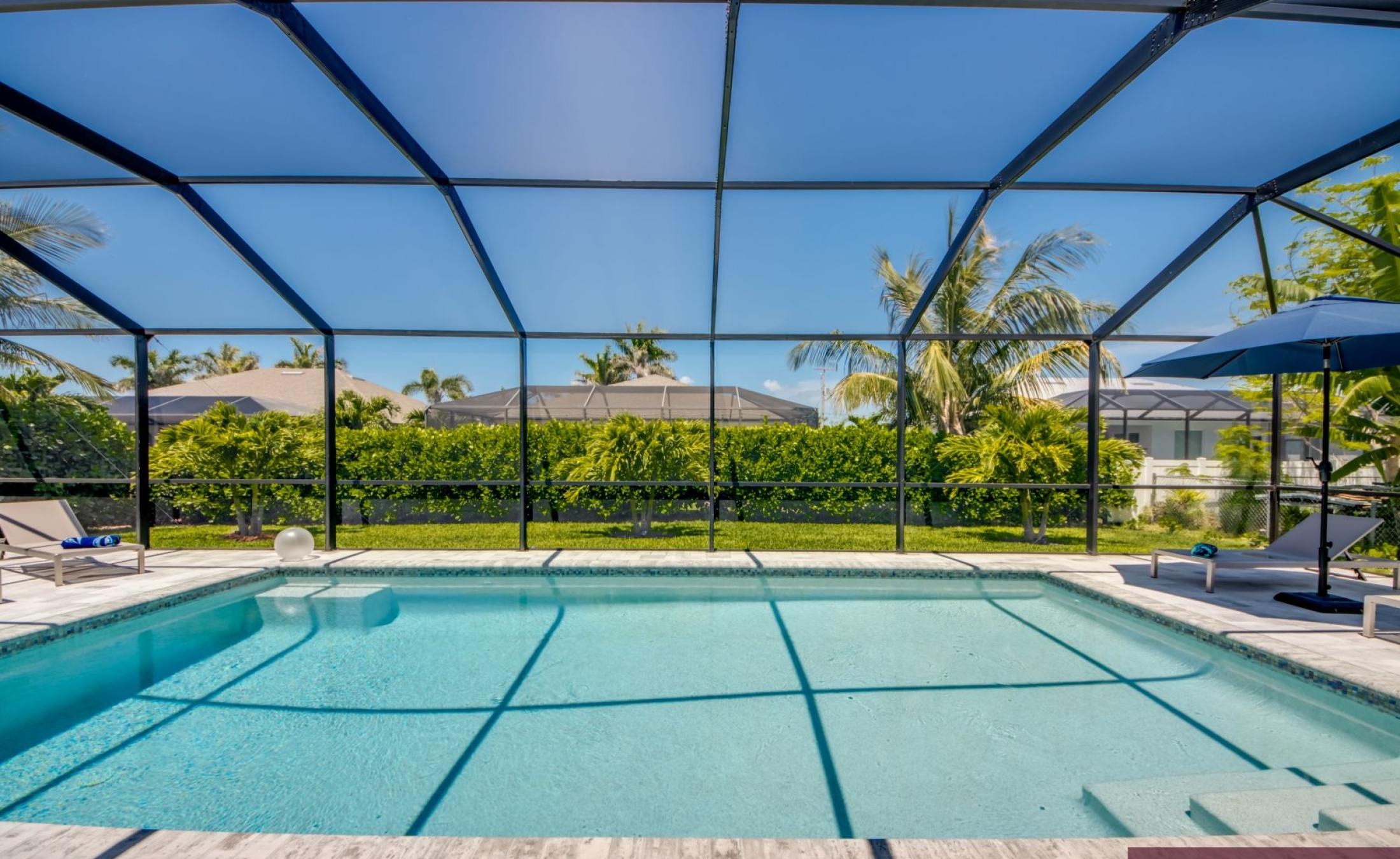 Moderne Neubau-Villa in SW Cape Coral mit elektrisch beheiztem Pool und großem Pooldeck in Westausrichtung.