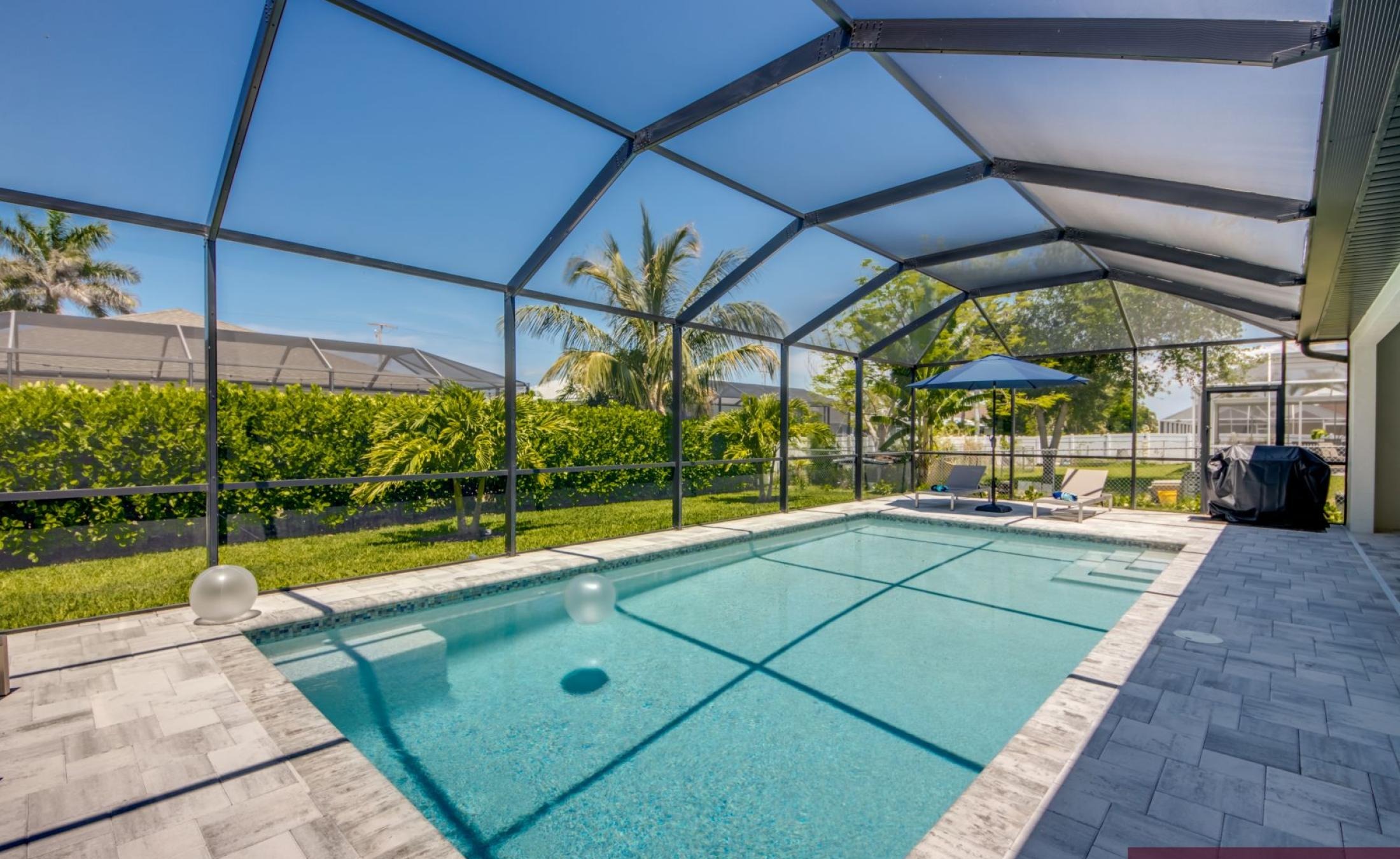 Moderne Neubau-Villa in Cape Coral mit elektrisch beheiztem Pool und großzügigem Pooldeck in Westlage.