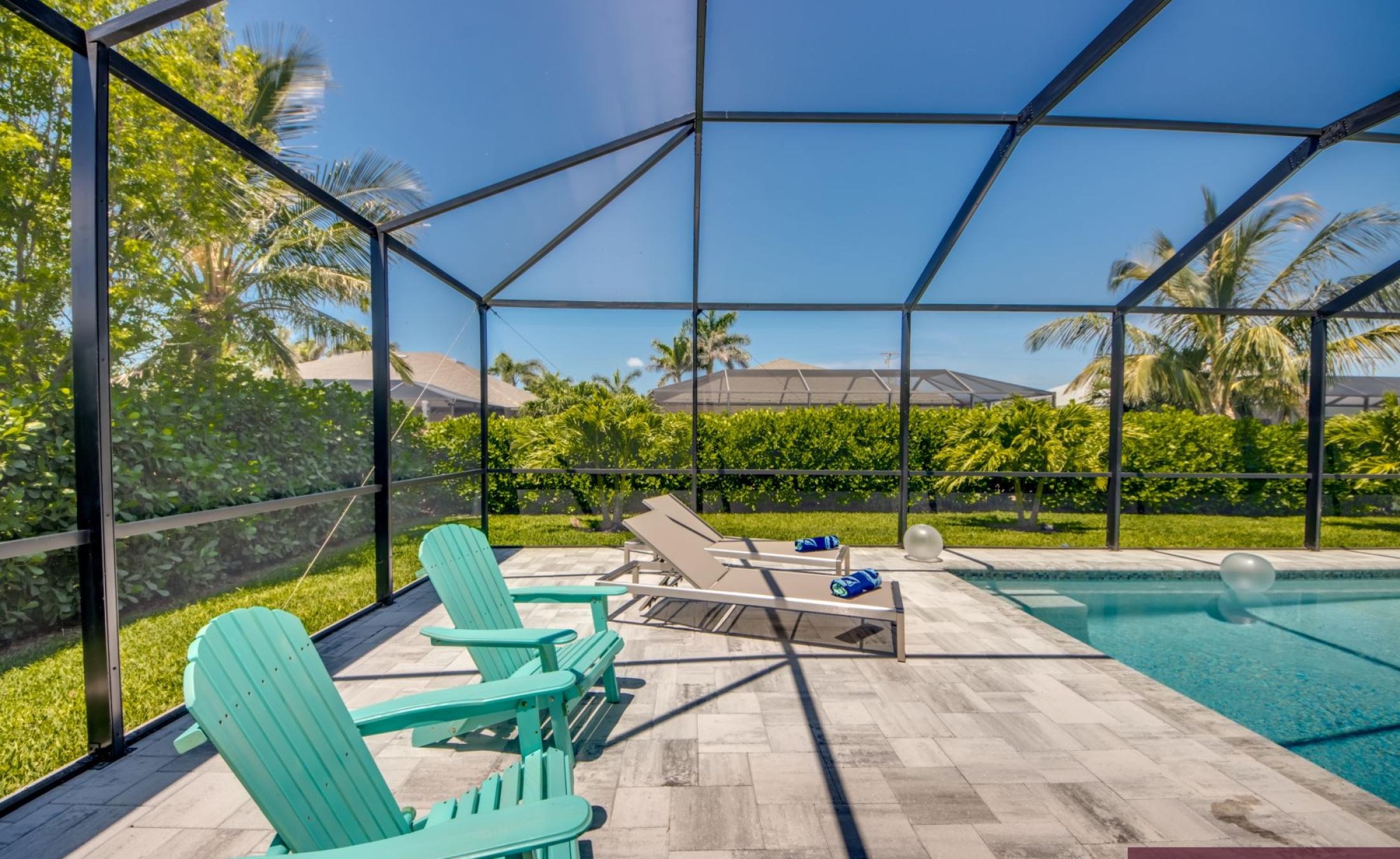 Moderne Neubau-Villa mit beheiztem Pool und großzügigem Pool-Deck bei Sonnenuntergang.