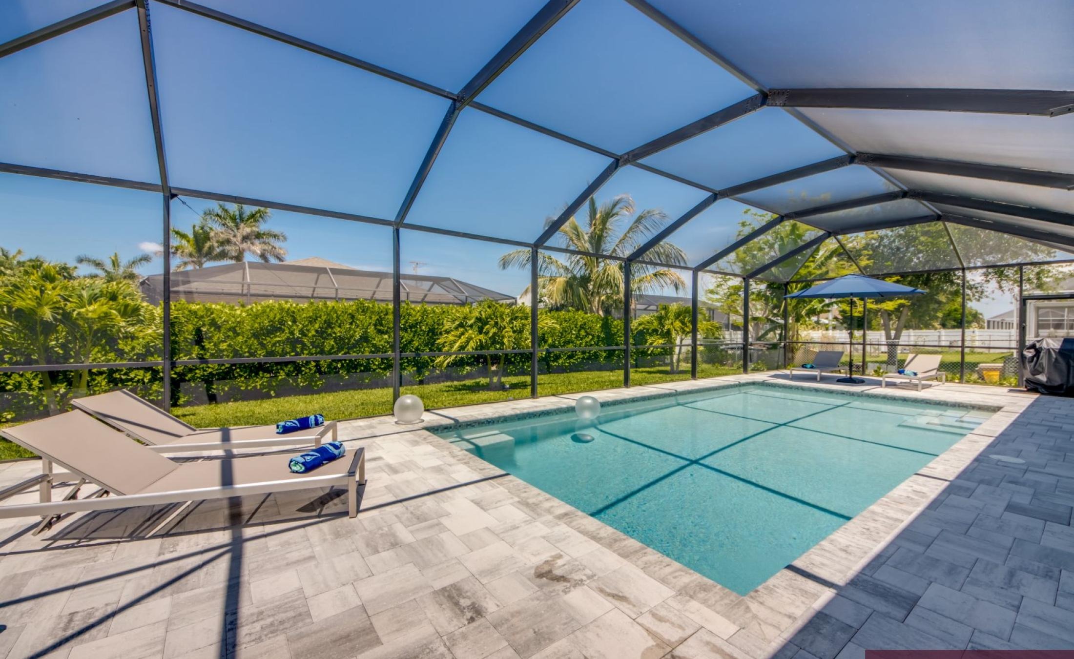 Moderne Neubau-Villa mit beheiztem Pool und großzügigem Pooldeck in Cape Coral.