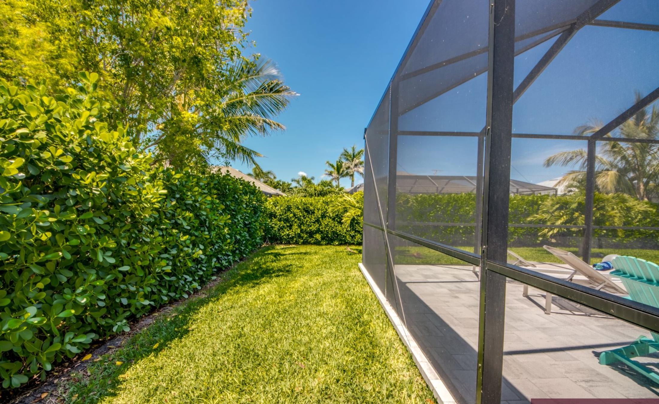 Moderne Neubau-Villa in SW Cape Coral mit elektrisch beheiztem Pool und großzügigem Pooldeck in Westausrichtung.