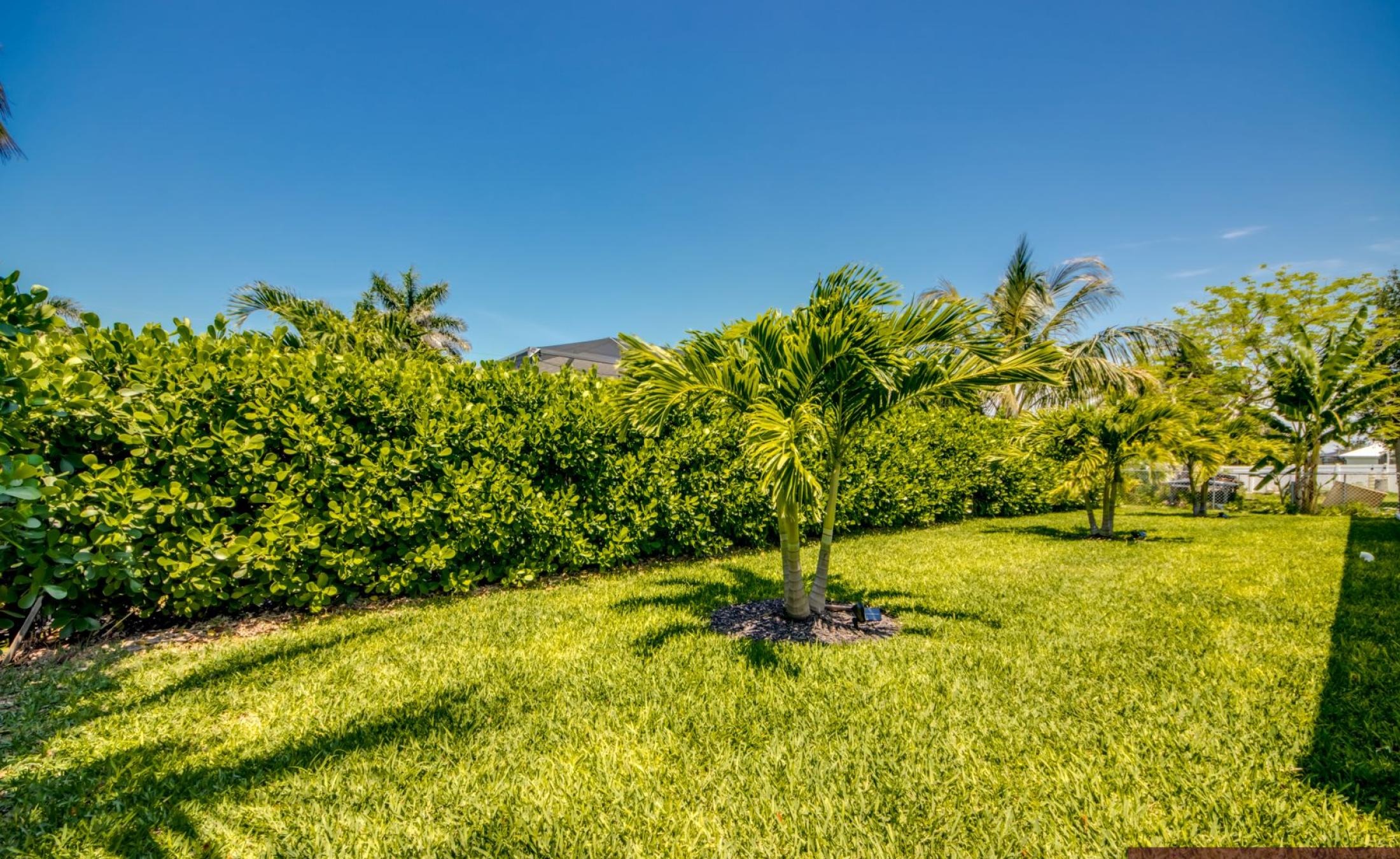 Moderne Neubau-Villa in SW Cape Coral mit elektrisch beheiztem Pool und großzügigem Pooldeck in Westausrichtung.