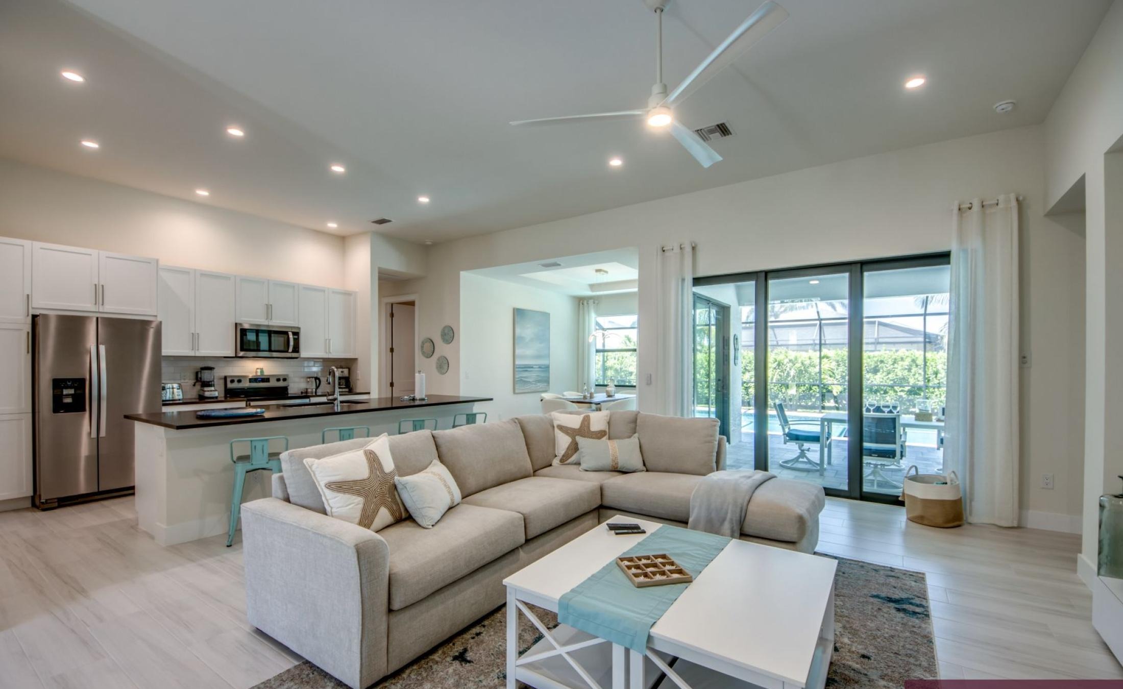 Moderne Neubau-Villa in SW Cape Coral mit beheiztem Pool und großzügigem Pooldeck in Westausrichtung.