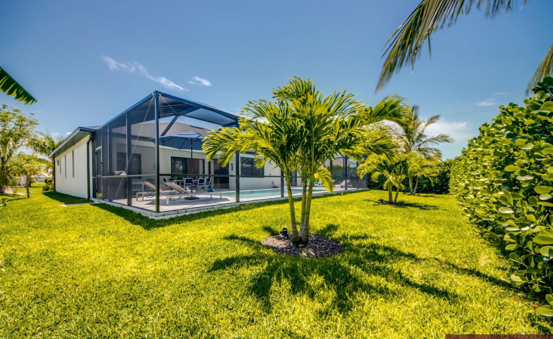 Moderne Neubau-Villa in SW Cape Coral mit beheiztem Pool und großem Pooldeck in Westausrichtung.