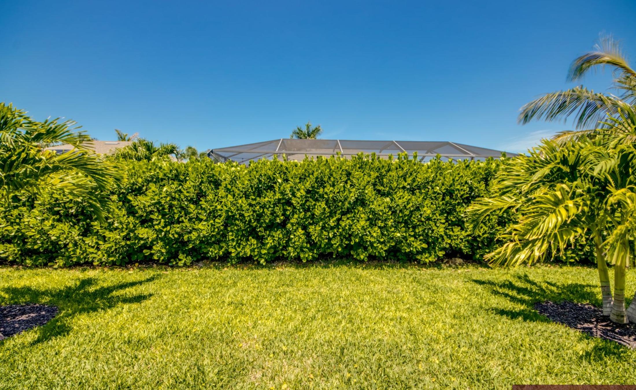 Moderne Neubau-Villa mit beheiztem Pool und großzügigem Pooldeck in Cape Coral.