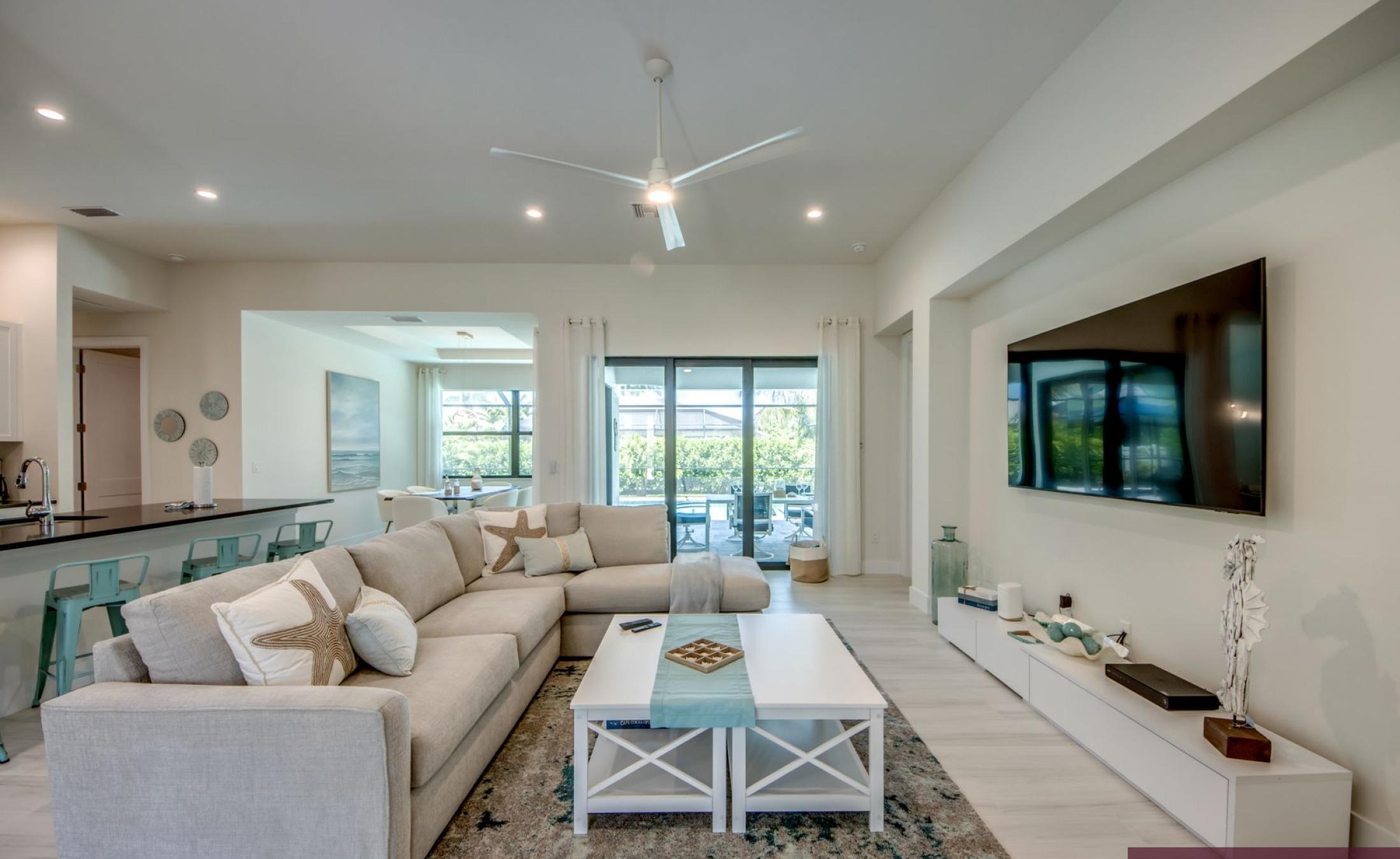 Moderne Neubau-Villa in Cape Coral mit elektrisch beheiztem Pool und großzügigem Pooldeck.