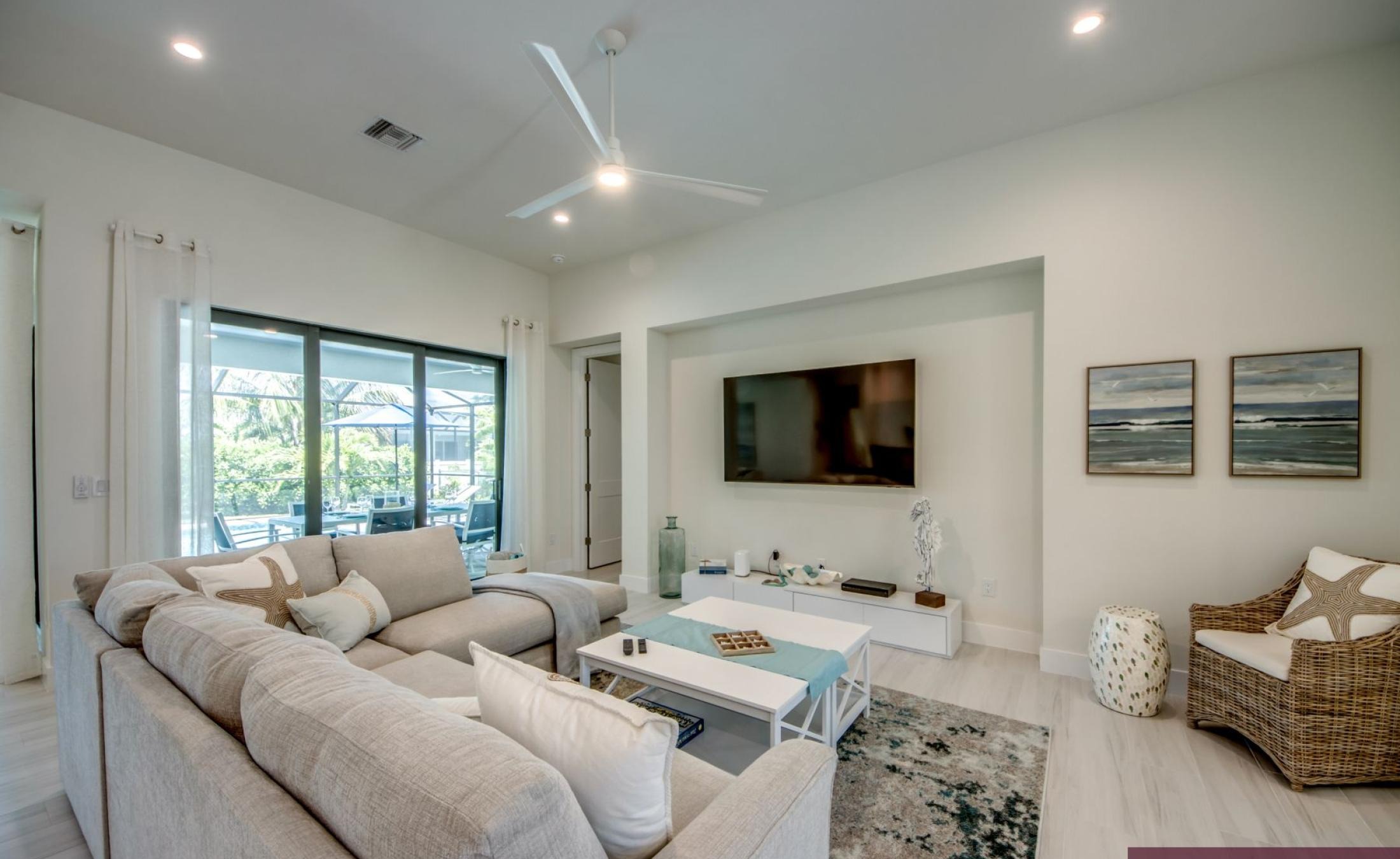 Moderner Wohnbereich mit offener Küche und großen Fensterfronten.