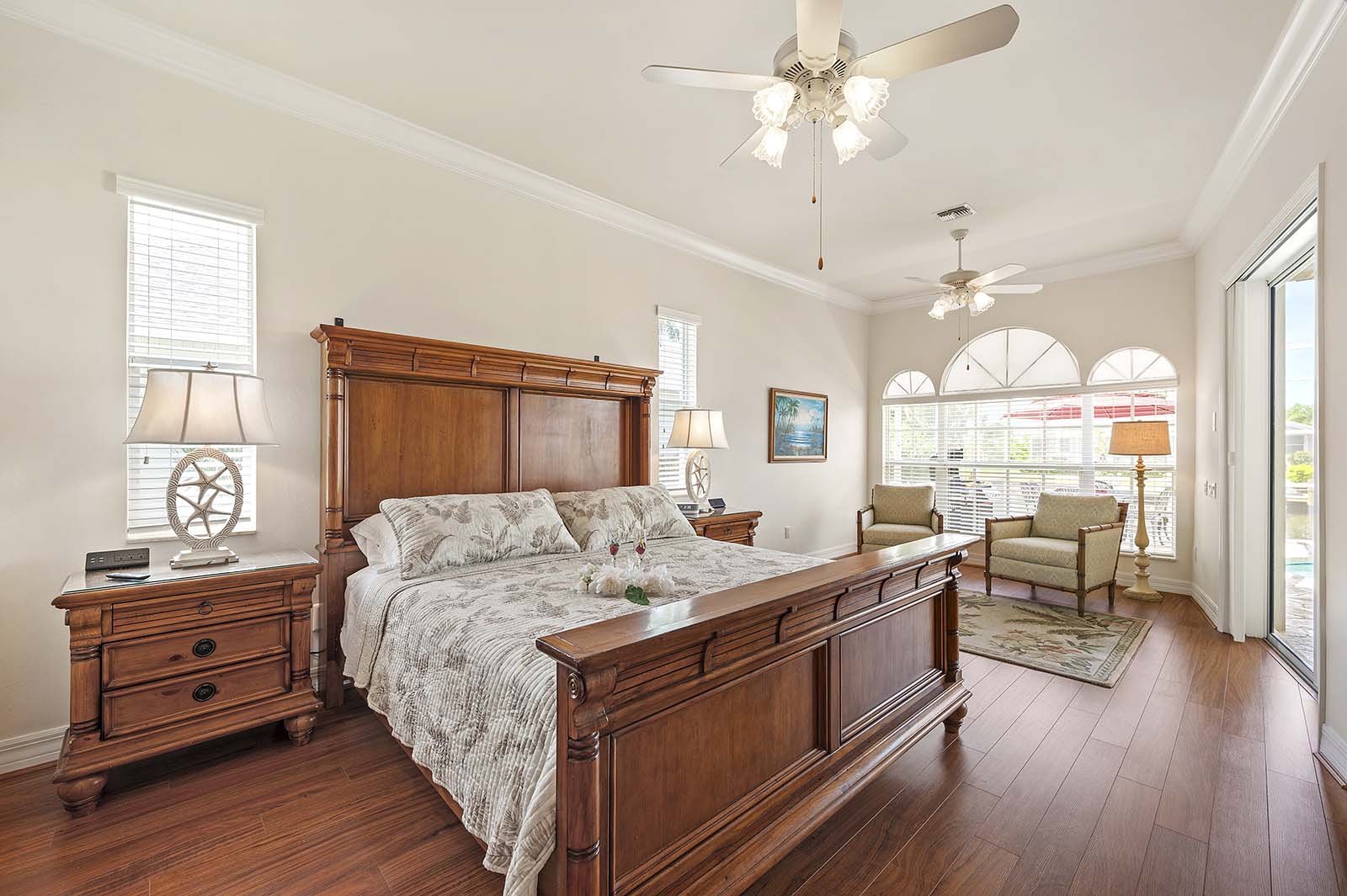 Beheizter Pool mit Liegen und großer Terrasse.