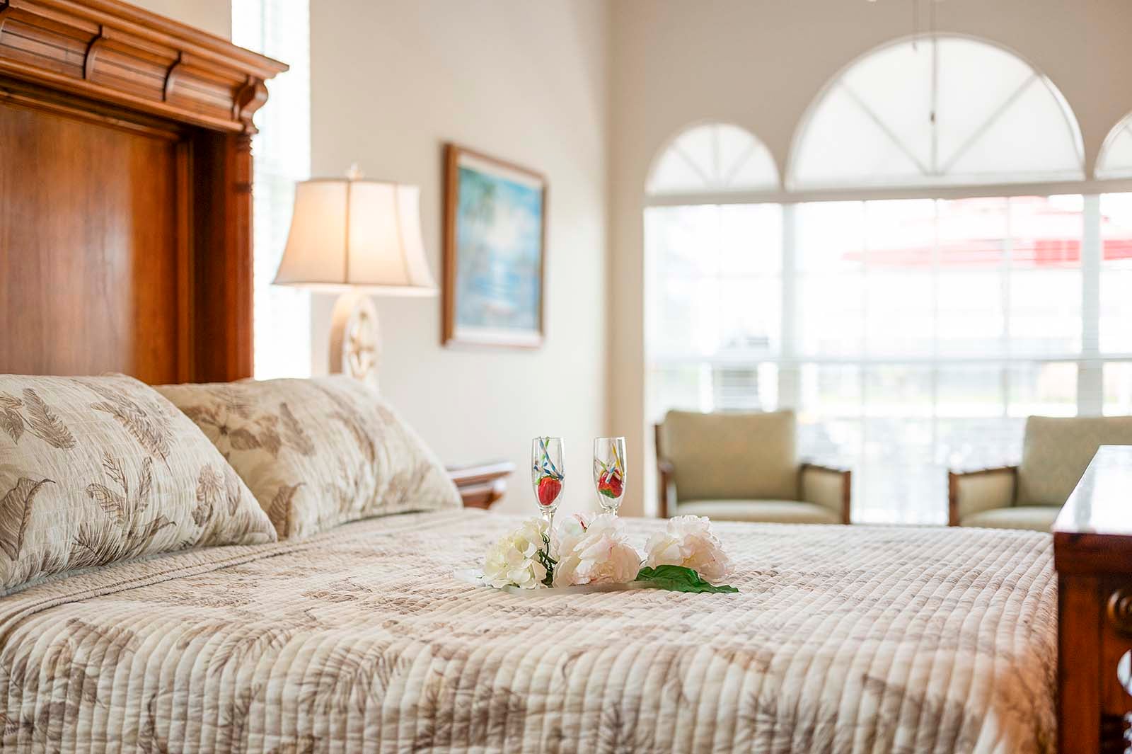 Beheizter Pool mit großzügiger Terrasse in zentraler Lage.