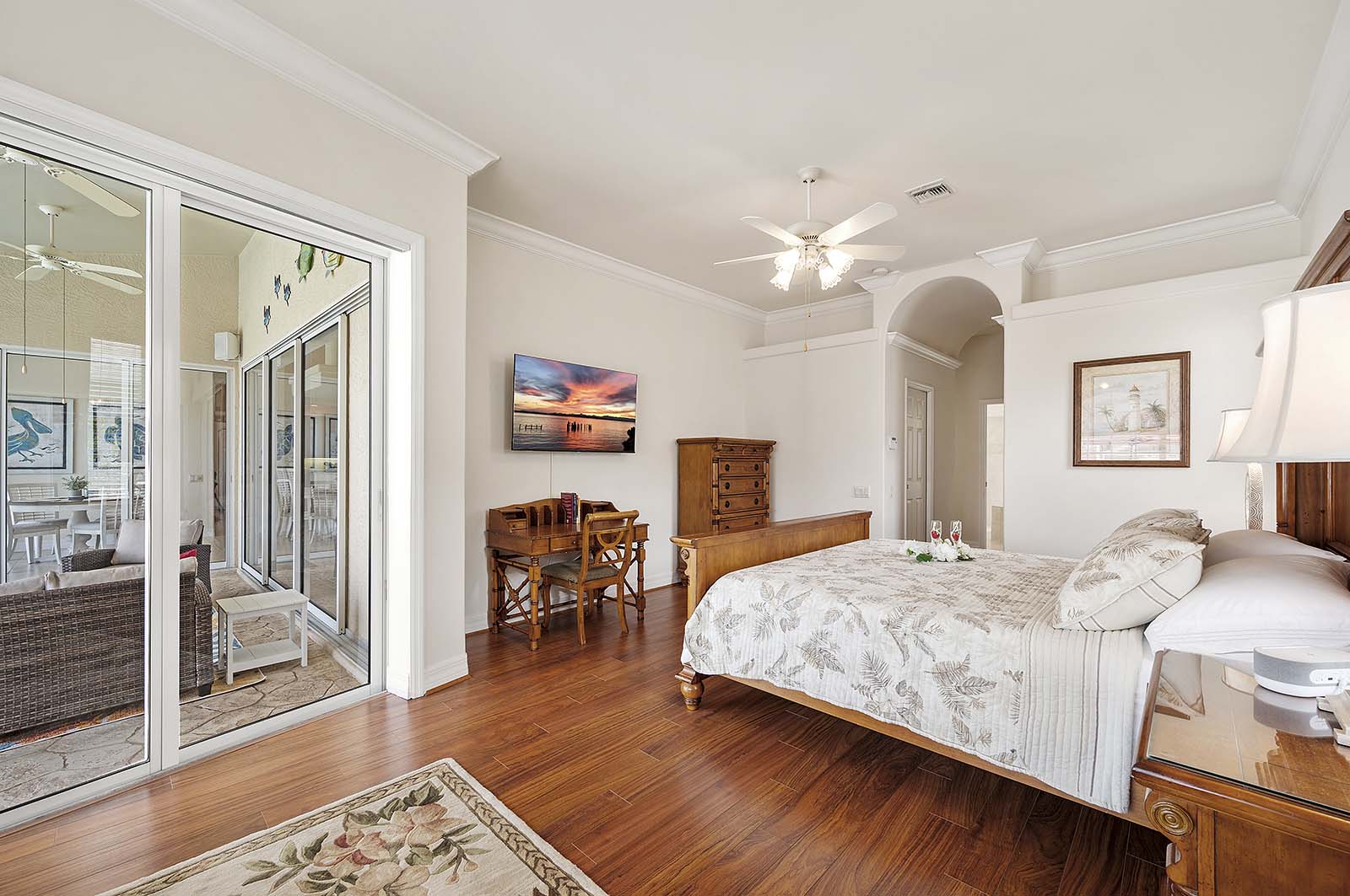 Beheizter Pool mit großer Terrasse und Liegen.