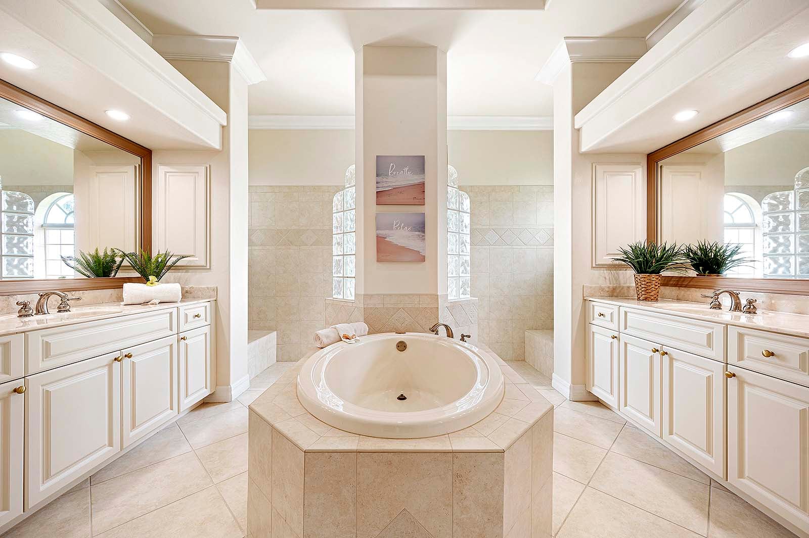 Beheizter Pool mit großer Terrasse in zentraler Lage.