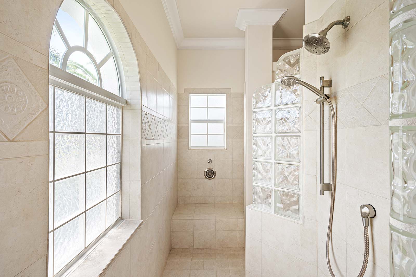 Beheizter Pool mit großer Terrasse in zentraler Lage.