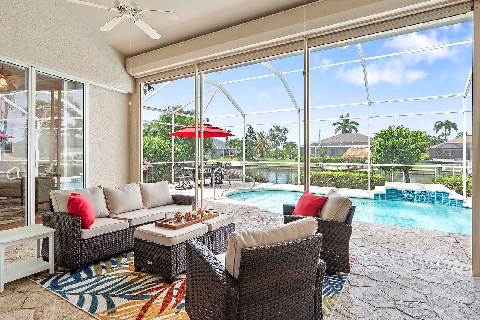 Beheizter Pool mit großer Terrasse in sonniger Umgebung.