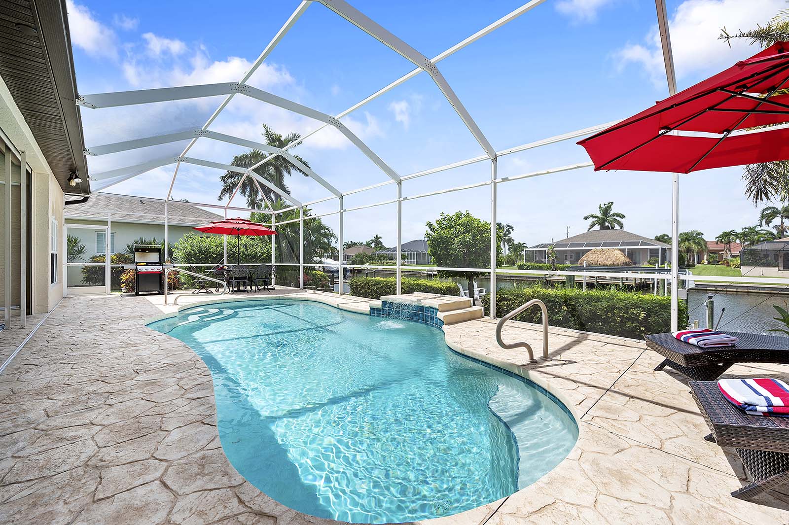 Beheizter Pool mit großer Terrasse in zentraler Lage.