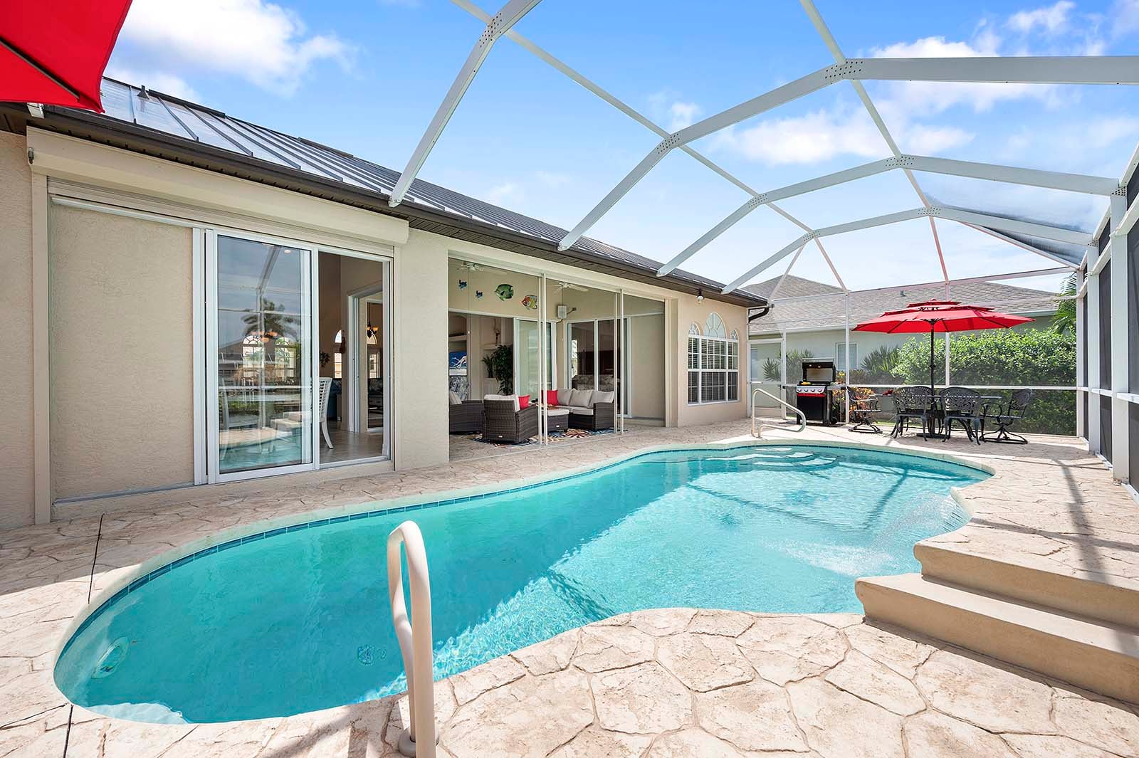 Beheizter Pool mit großer Terrasse in zentraler Lage.