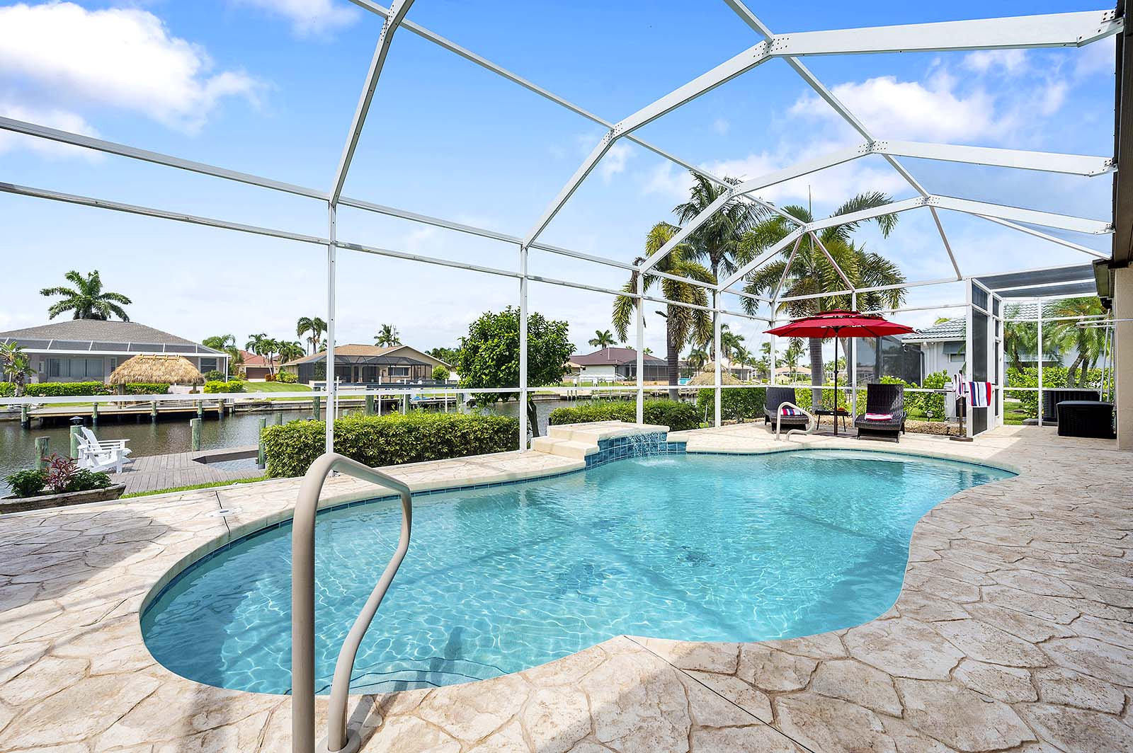 Beheizter Pool mit großer Terrasse in zentraler Lage.