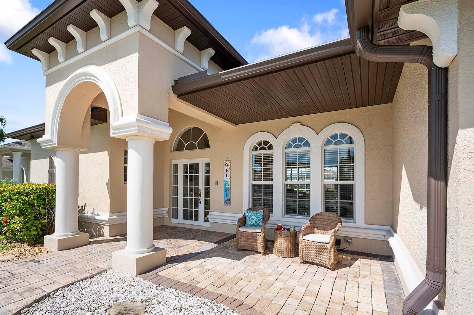 Beheizter Pool mit großzügiger Terrasse in zentraler Lage.