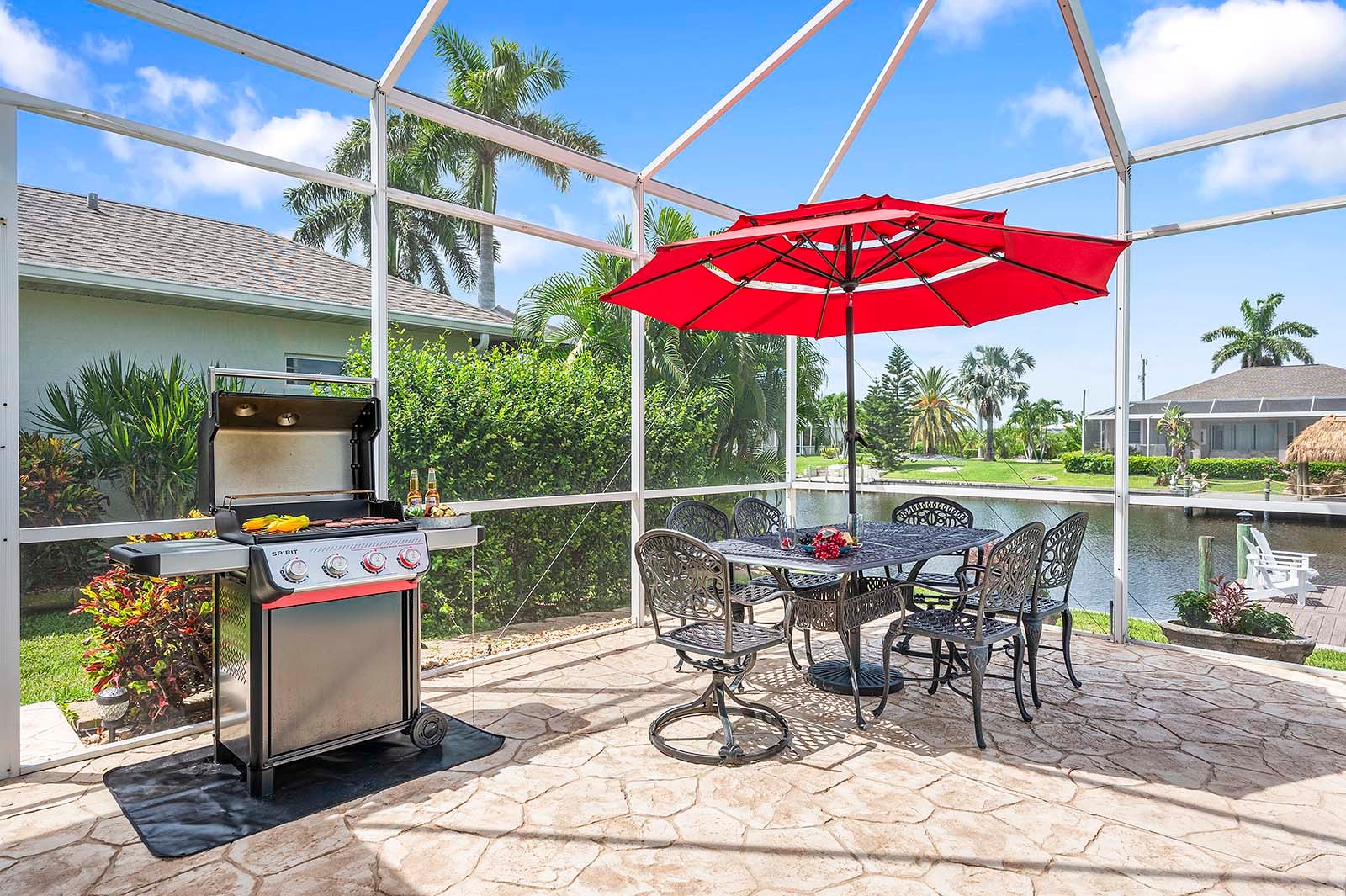 Beheizter Pool mit großzügiger Terrasse in zentraler Lage.