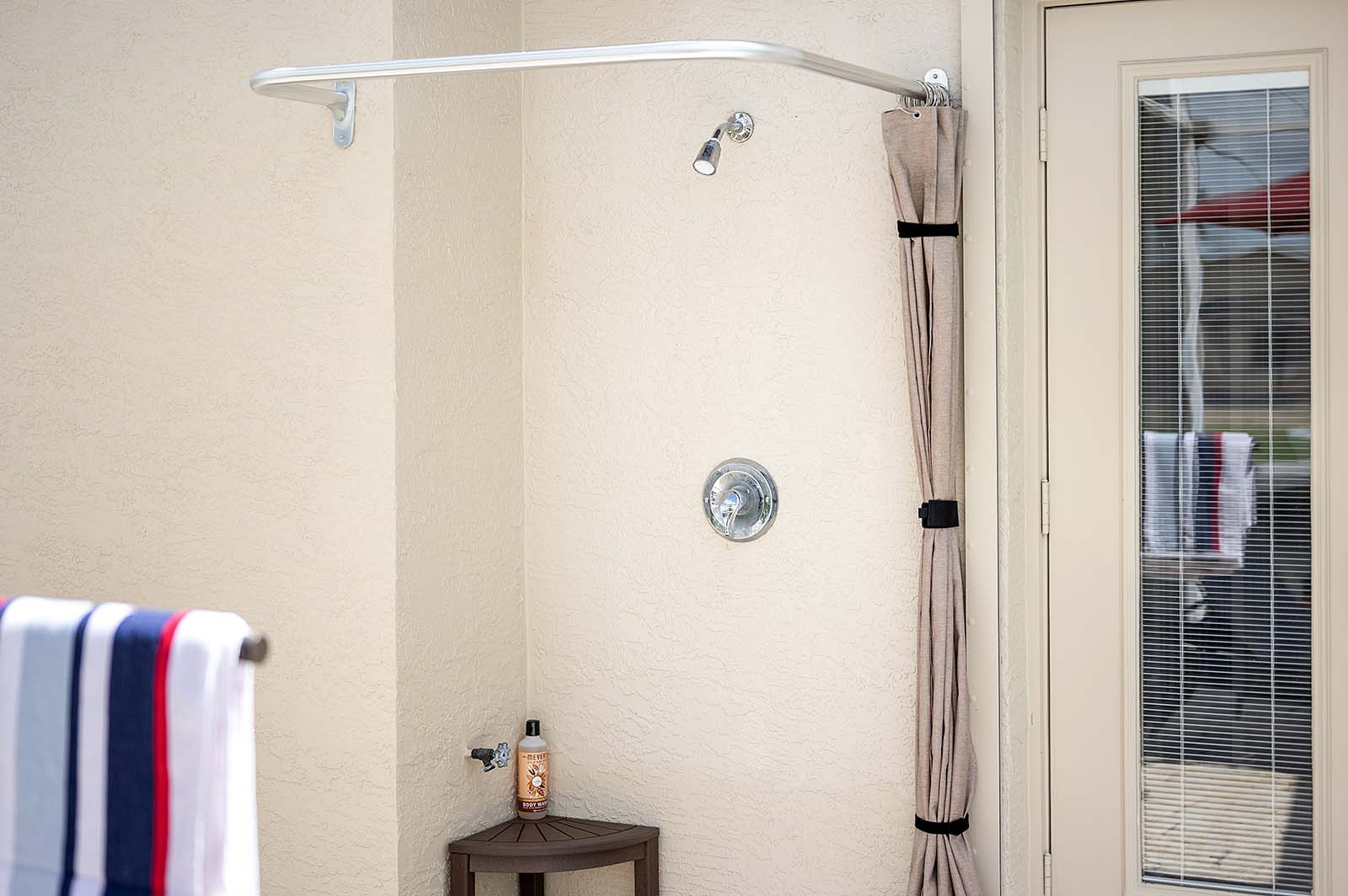 Beheizter Pool mit großer Terrasse in zentraler Lage.