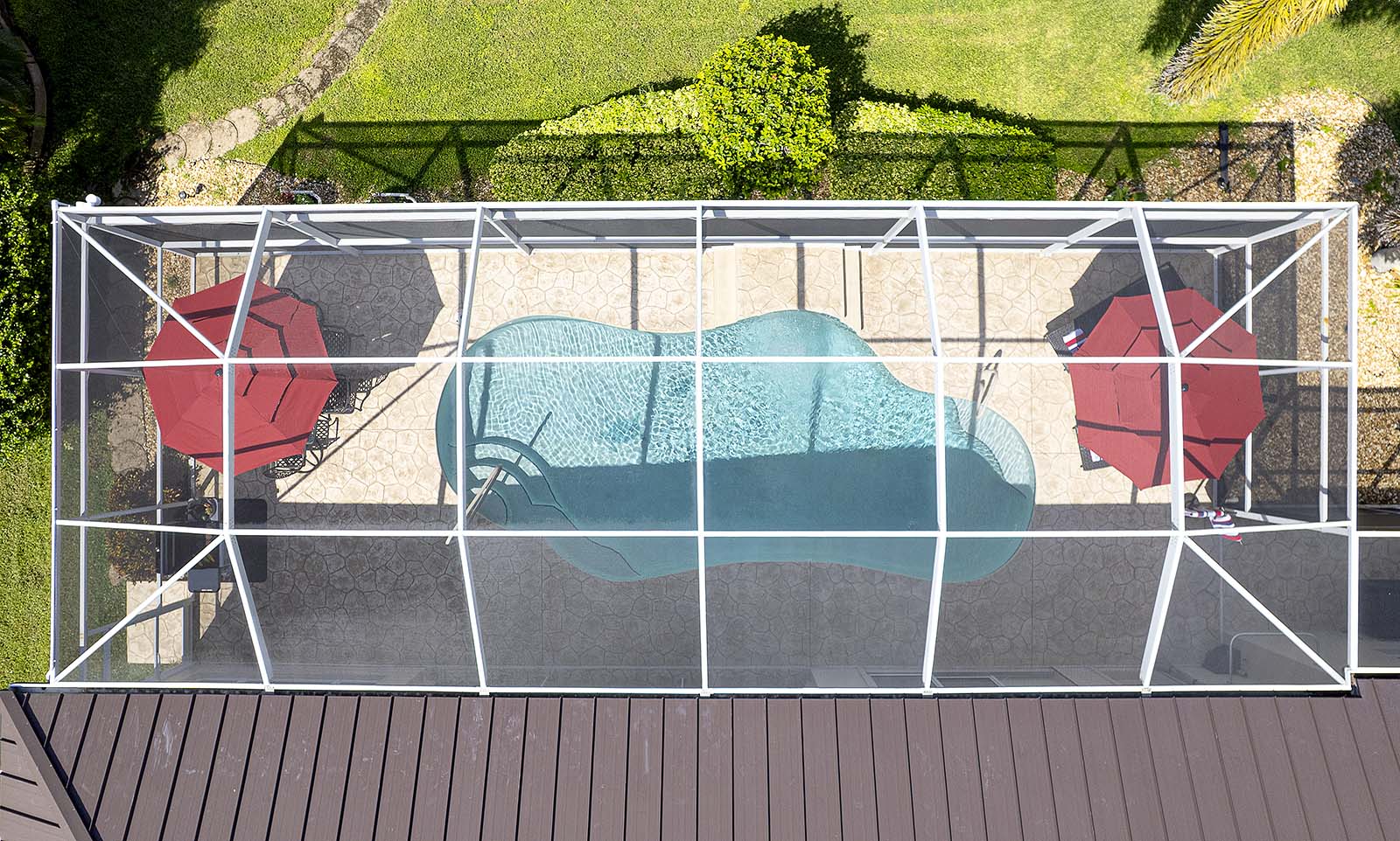 Beheizter Pool mit großer Terrasse in zentraler Lage.