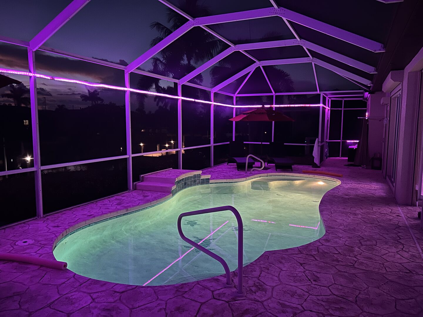 Beheizter Pool mit Liegen und großer Terrasse.