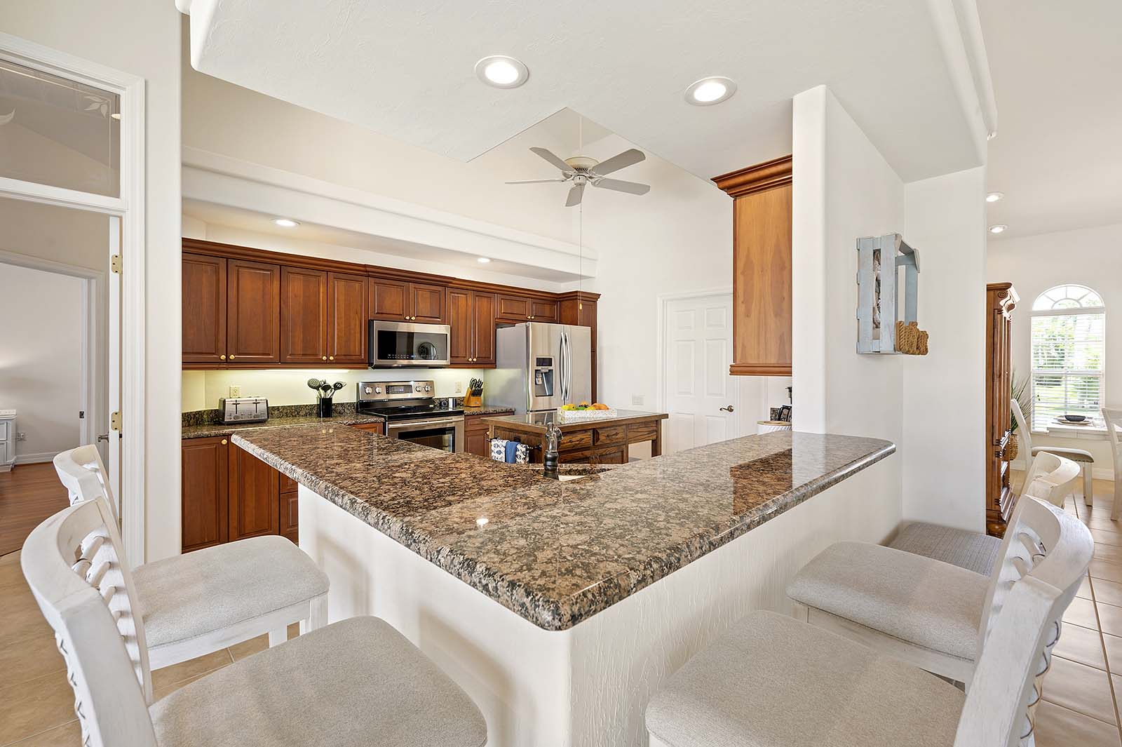 Beheizter Pool mit großer Terrasse in zentraler Lage.