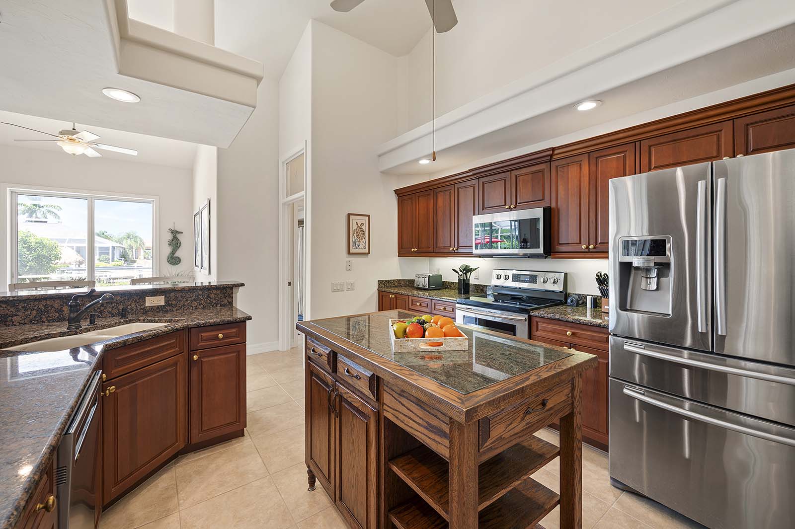 Beheizter Pool mit großer Terrasse in zentraler Lage.