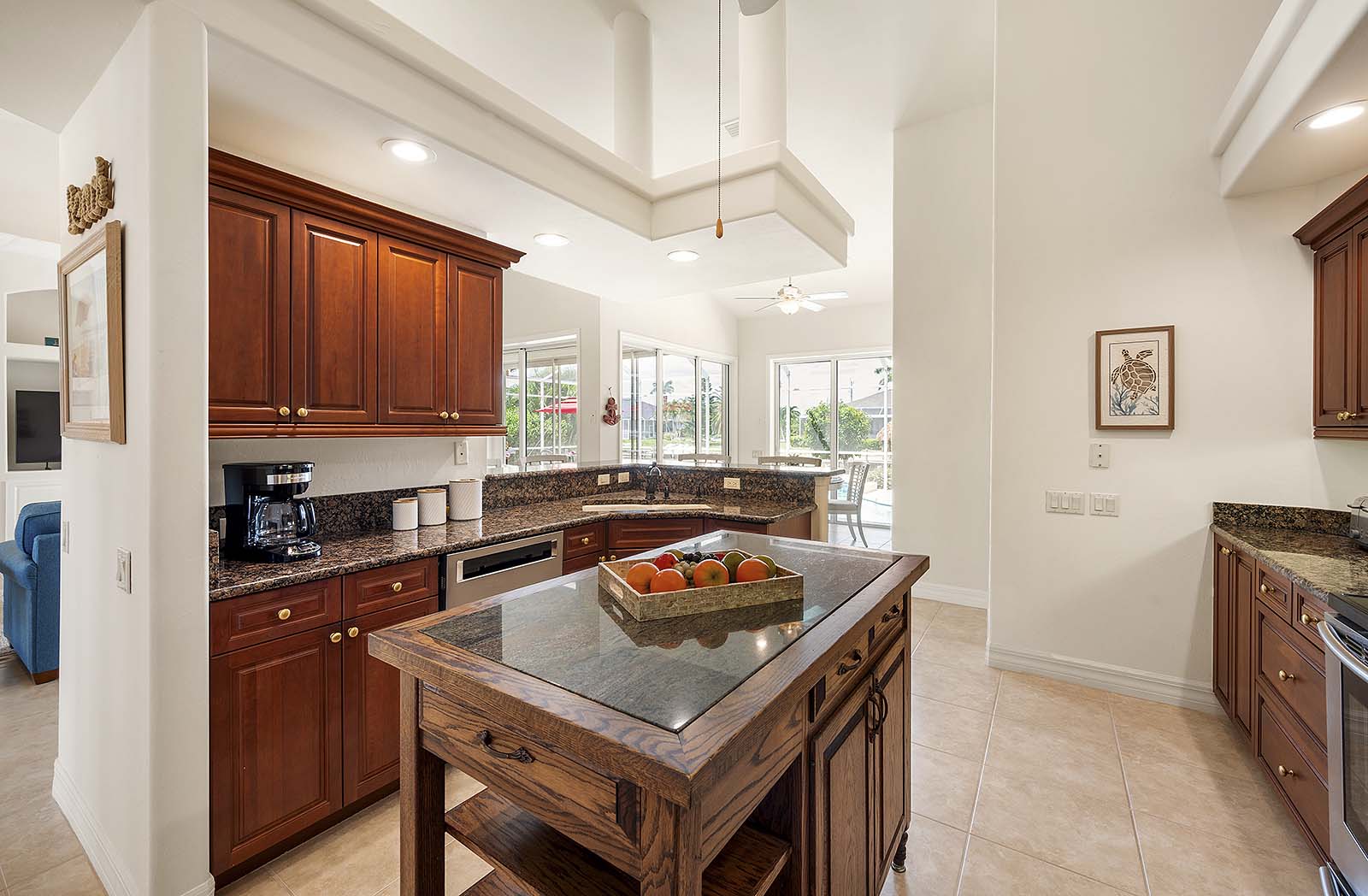 Beheizter Pool mit großzügiger Terrasse in zentraler Lage.