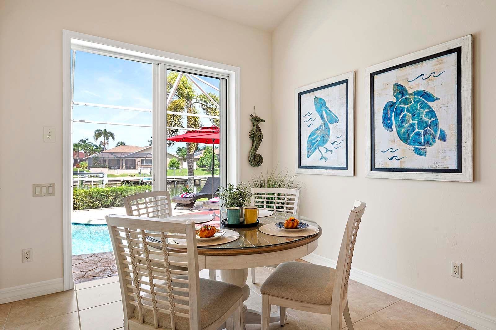 Beheizter Pool mit großer Terrasse in zentraler Lage.