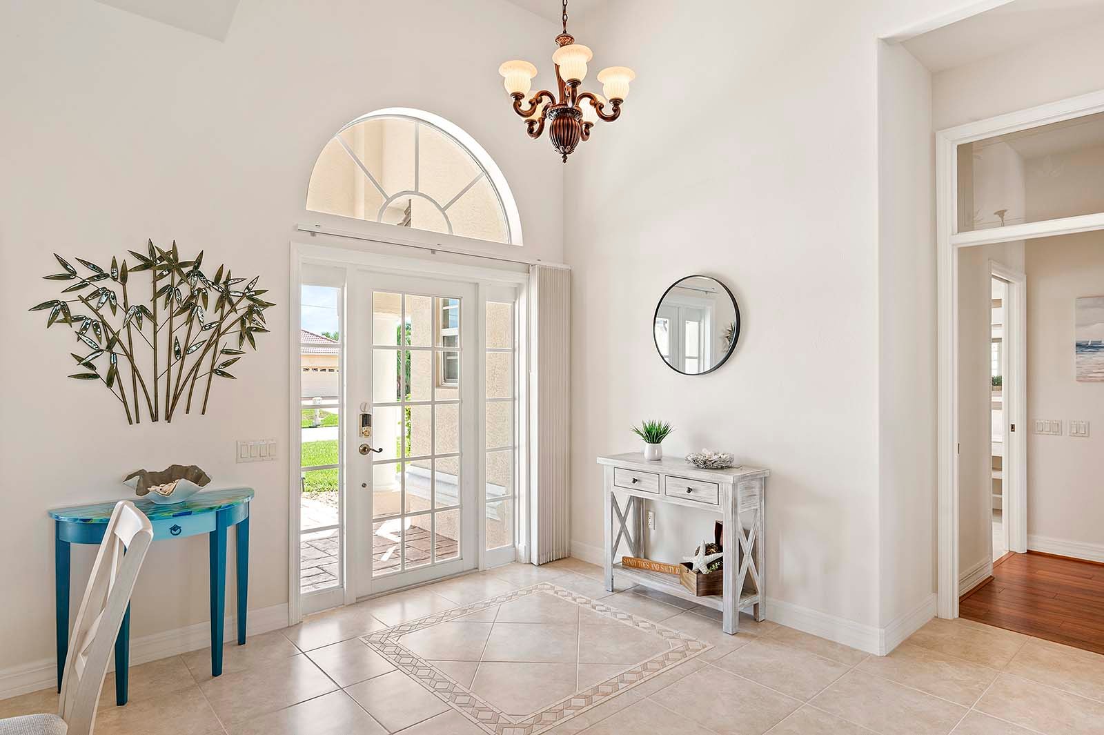 Beheizter Pool mit großer Terrasse in zentraler Lage.