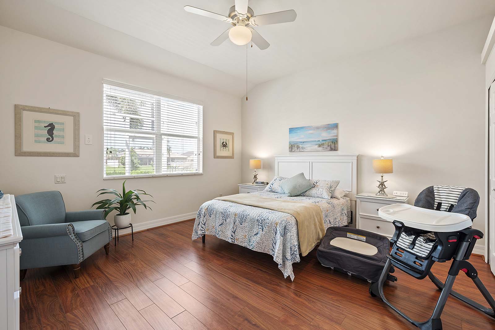 Beheizter Pool mit großer Terrasse in zentraler Lage.