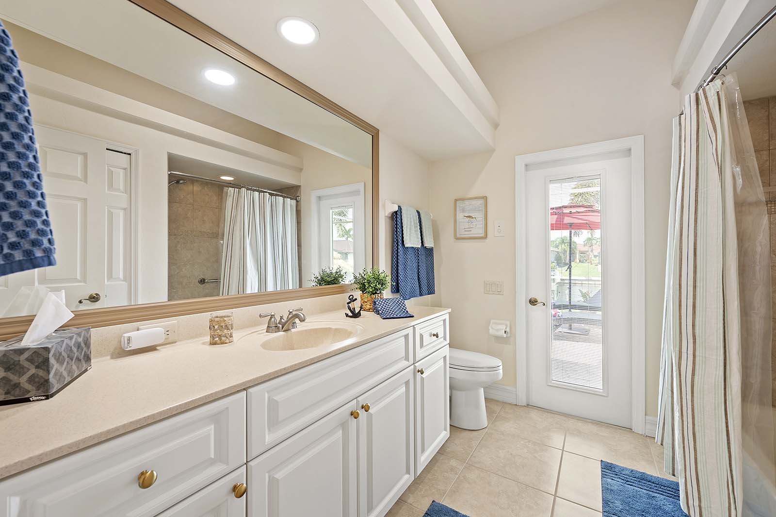 Beheizter Pool mit großzügiger Terrasse in zentraler Lage.