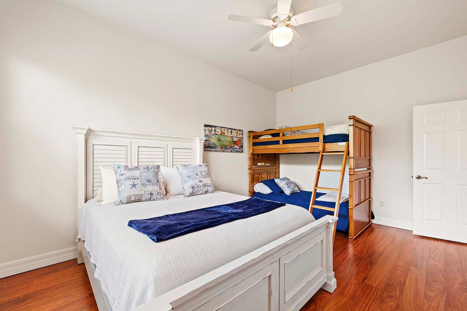 Beheizter Pool mit Liegen und großer Terrasse.