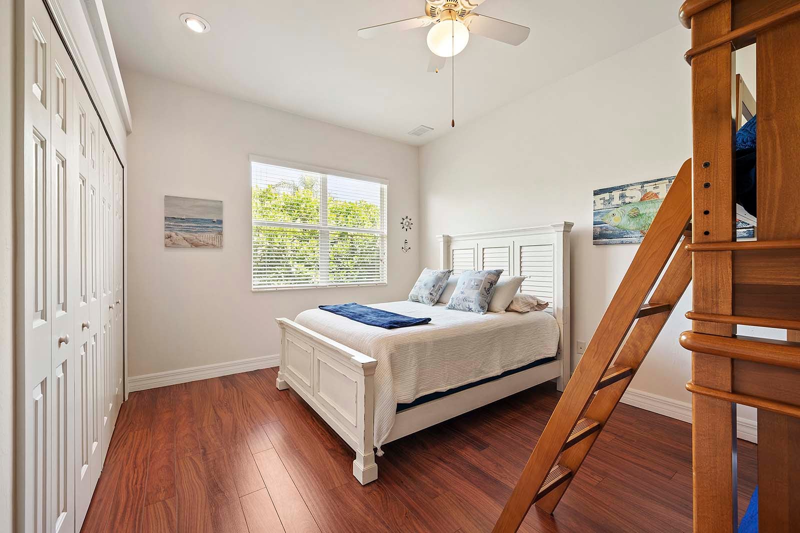 Beheizter Pool mit großer Terrasse in zentraler Lage.