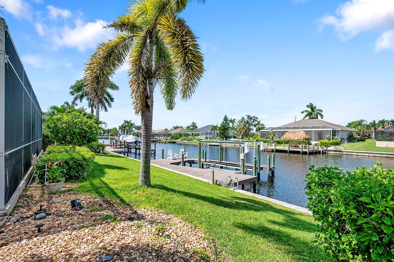 Beheizter Pool mit großer Terrasse in zentraler Lage.