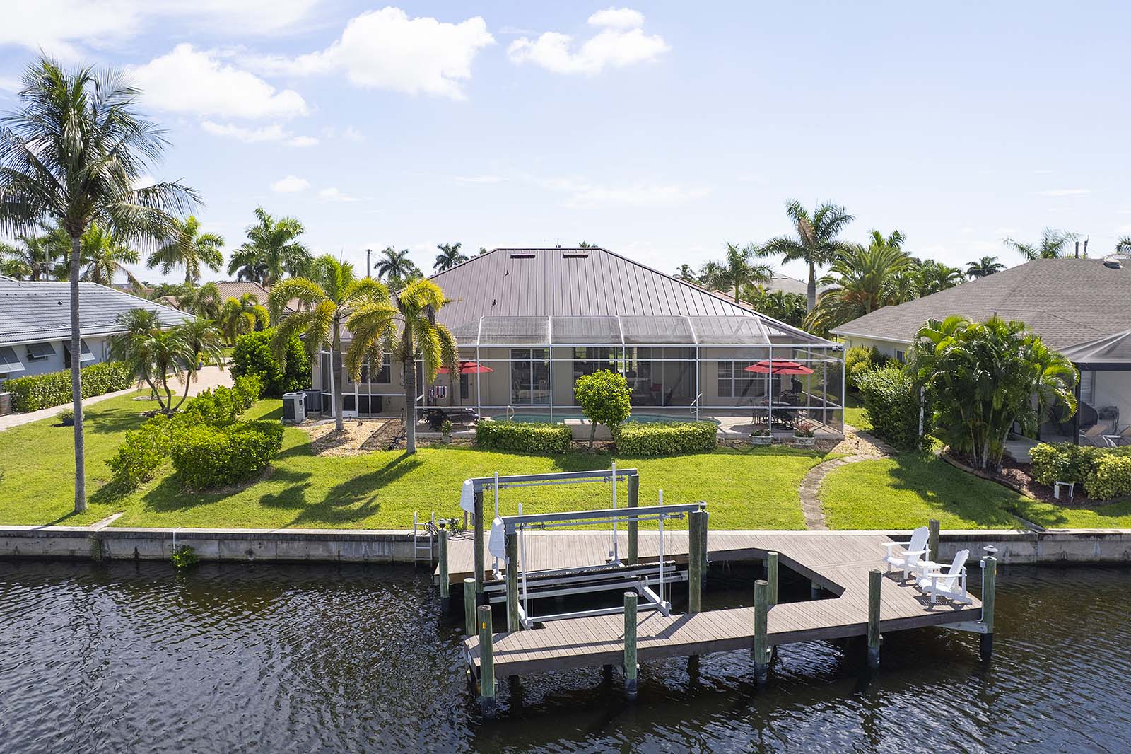 Beheizter Pool mit großer Terrasse in zentraler Lage.