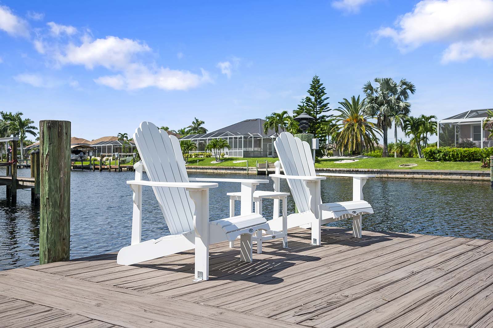 Beheizter Pool mit großzügiger Terrasse in zentraler Lage.