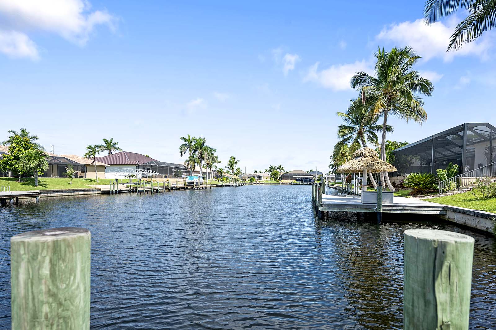 Beheizter Pool mit großer Terrasse in zentraler Lage.
