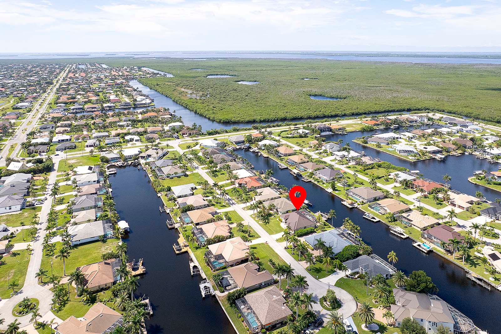 Beheizter Pool mit großer Terrasse in zentraler Lage.