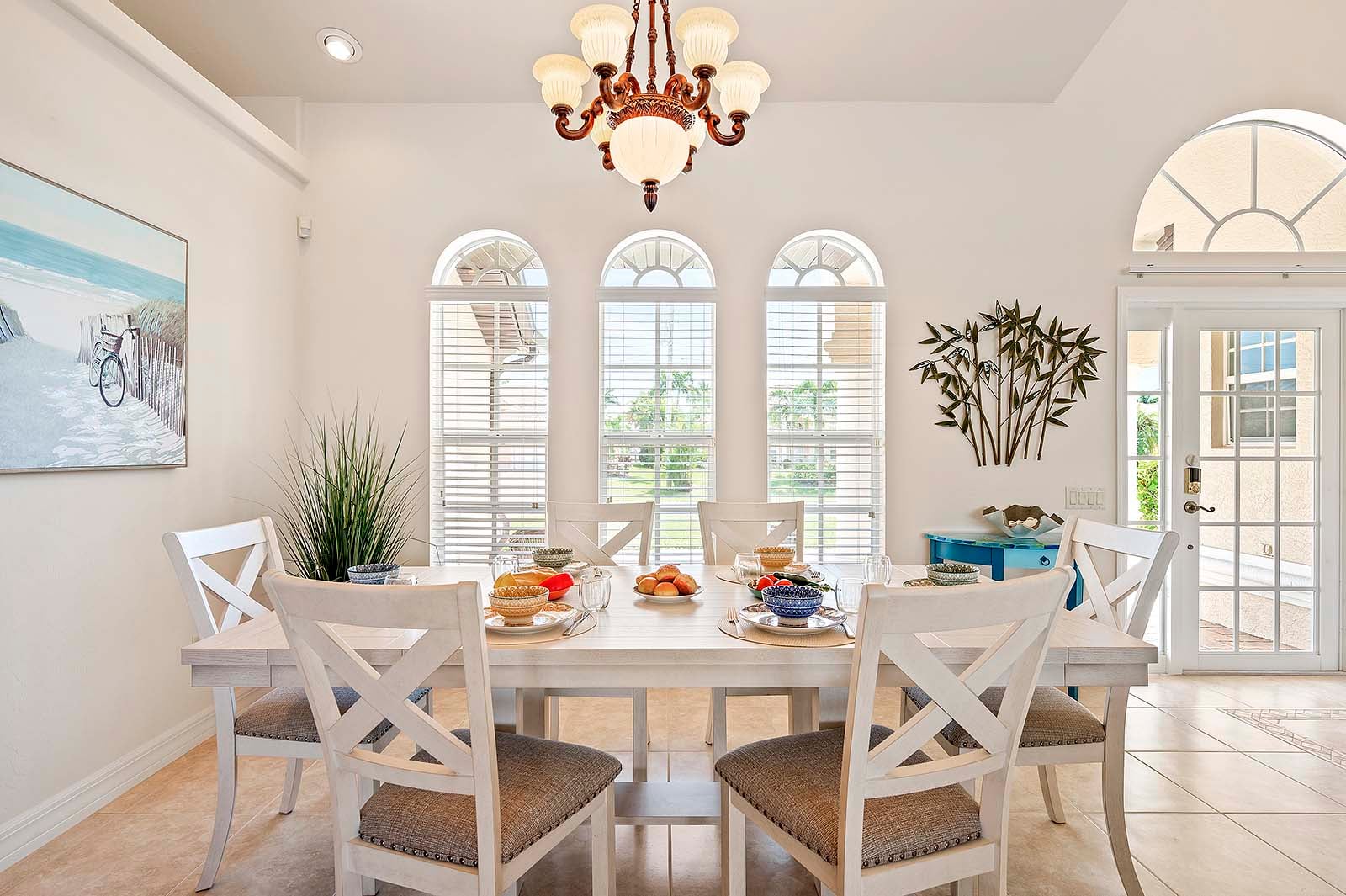 Beheizter Pool mit großer Terrasse in zentraler Lage.